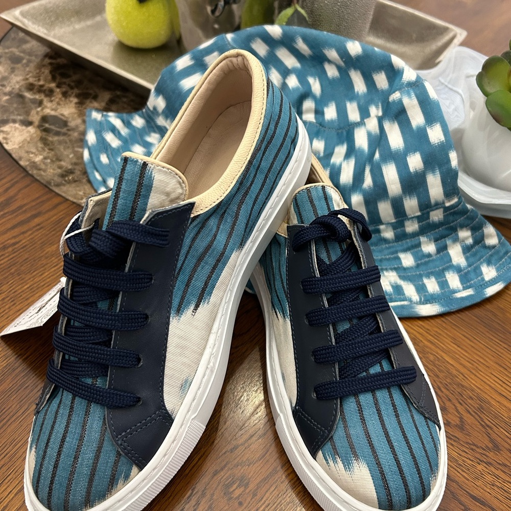 NWT Wolf & Willa Stylish Blue and White Women Sneakers and Matching Fishing Hat